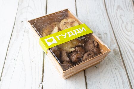 Печень куриная в медовом соусе с картофельными дольками