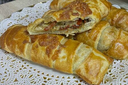 Штрудель с томатами, песто и сыром