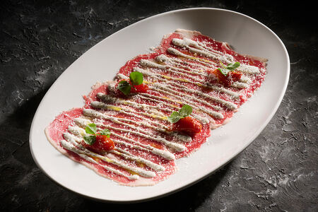 Карпаччо из мраморной говядины, трюфельный соус, копченые томаты