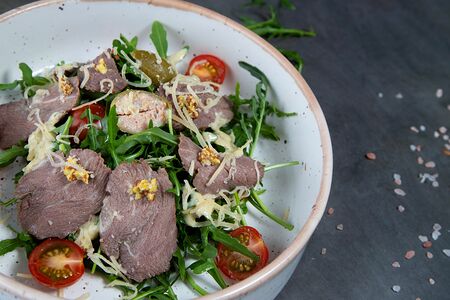 Ростбиф со спаржей и соусом туно