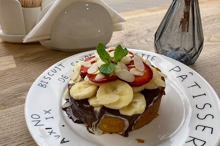 Френч-тост с шоколадно-ореховой пастой и бананом 