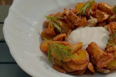 Жареный картофель с лисичками