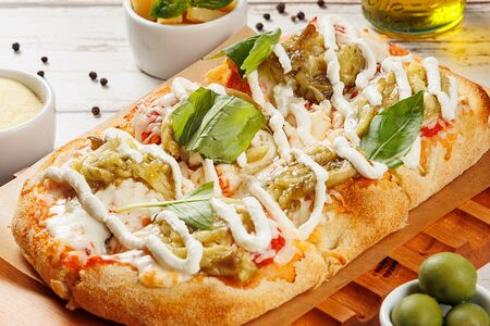 Баклажан и рикотта (классическая пицца с томатным соусом, запеченным баклажаном и кремом из рикотты)