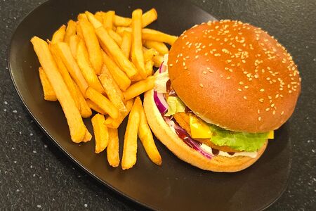 Мексиканский бургер с говяжьей котлетой