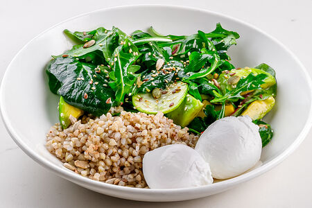 Зеленая гречка с авокадо и яйцом пашот