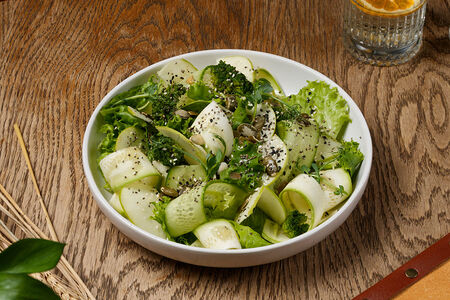 Салат зелёный с яблоком и цукини