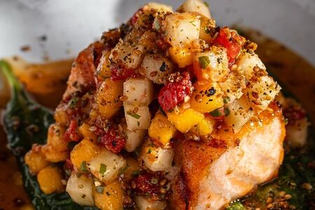 Лосось шисо со шпинатом и сальсой из персика