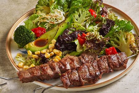 Мангал салат из мраморной говядины с авокадо и кукурузой