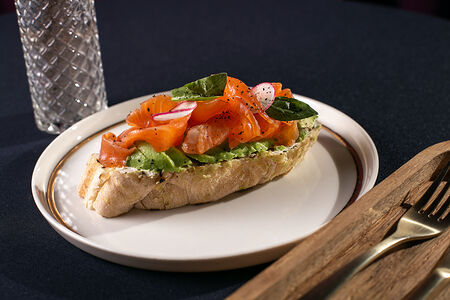 Брускетта с лососем и авокадо