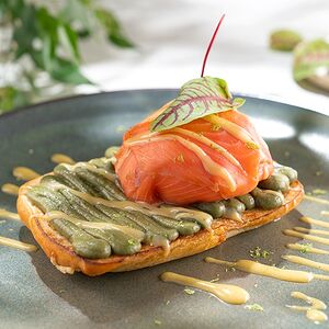 Яйцо Бенедикт с диким лососем, авокадо и голландским соусом