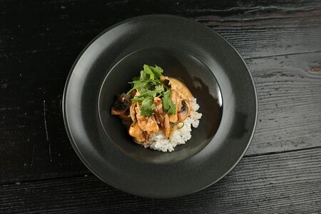 Сухой том ям с цыпленком на рисе