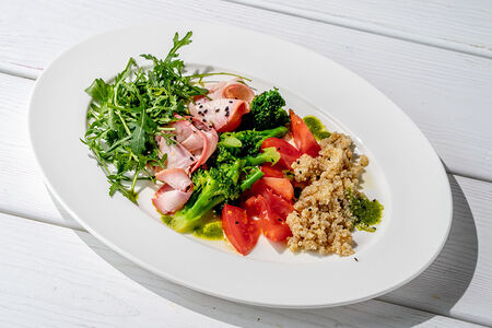 Салат с индейкой, руколой и томатами