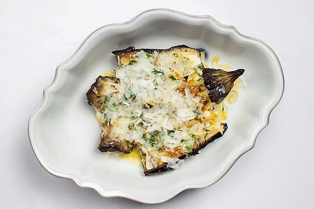 Баклажан гриль, пармезан и стружка тунца