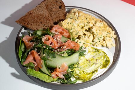 Завтрак со скремблом и лососем 