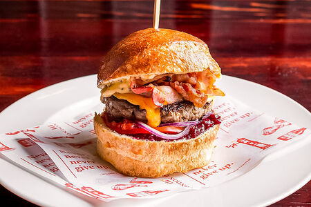 Бургер с брусничным соусом