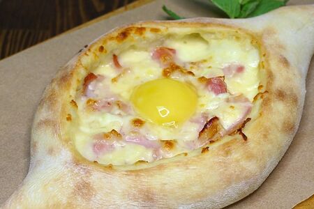 Хачапури по-аджарски с беконом и сыром