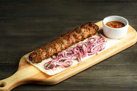 Люля-кебаб из свинины и мраморной говядины с соусом сацебели