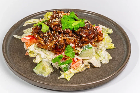 Салат с куриной печенью и вешенками