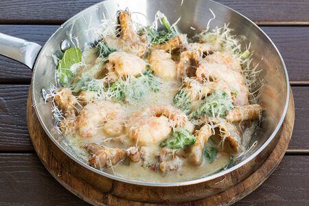 Креветки, жаренные с лисичками, соус из пармезана, шпинат
