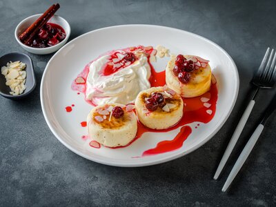 Сырники со сметаной и ягодным соусом 