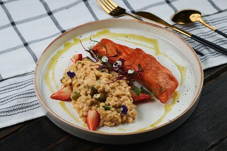 Северный лосось со сливочным птитимом