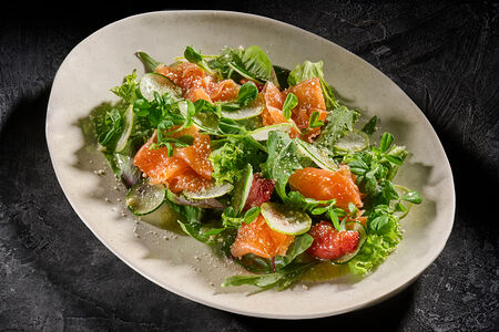 Лосось, томаты, листья салата 