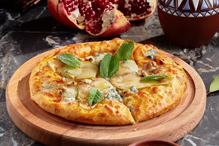 Хачапури с грушей, горгонзолой и грецким орехом 