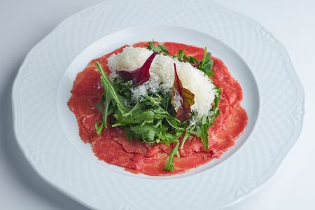 Карпаччо из говядины с Parmigiano Reggiano и рукколой