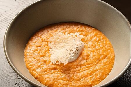 Томатная овсянка с яйцом пашот и чипсами из пармезана