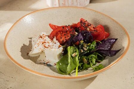 Салат с сезонными томатами и сливочным сулугуни