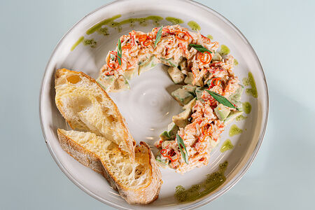 Брускетта с авокадо и крабом