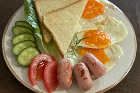 Яичница с тостами и мини-сосисками