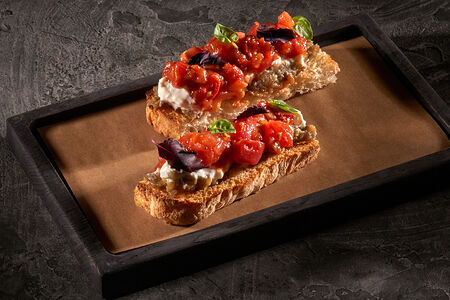 Брускетта с печеным баклажаном, страчателлой и томатами