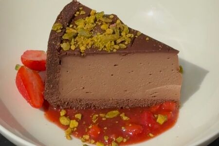 Шоколадный чизкейк с компоте из сезонной клубники и мяты 