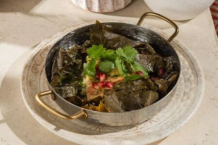 Форель в виноградных листьях