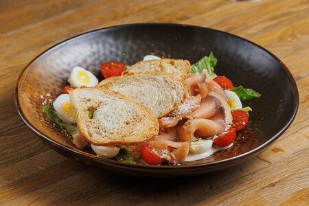 Цезарь с лососем слабой соли