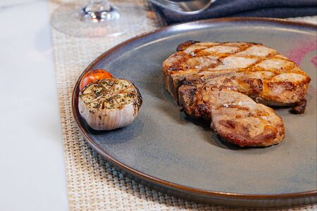 Стейк Ти-бон из свинины