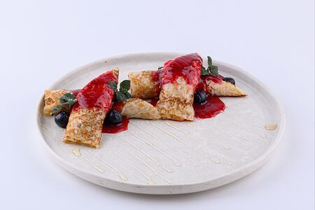 Блинчики со сметанным кремом и малиновым кули 