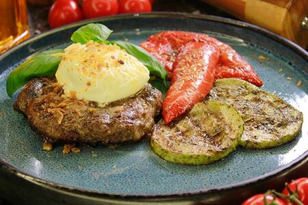 Бифштекс с запеченными овощами