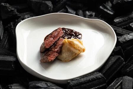 Вырезка оленя с топинамбуром и брусничным жу