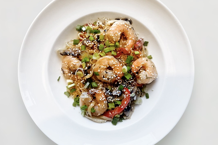 Паста Креветки в кунжутном соусе с овощами