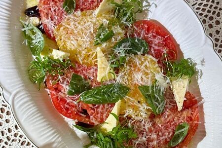 Карпачо из свежих томатов с брынзой и базиликом