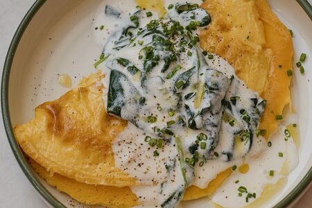 Омлет из трех яиц со шпинатом