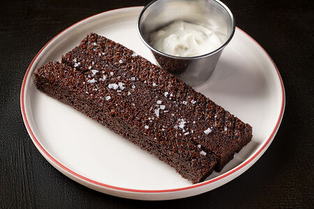 Гренки с соусом блю чиз