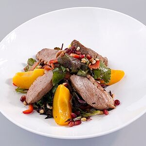 Салат из утиной грудки с персиками