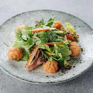 Салат с запеченным лососем