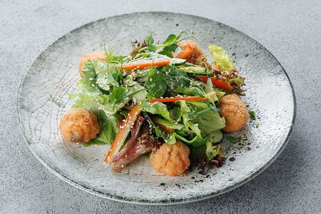 Салат с запеченным лососем