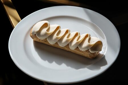 Эклер Корица-соленая карамель