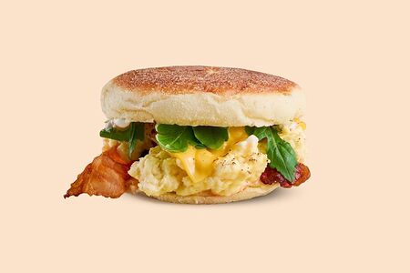 *Мак маффин со скремблом, беконом и пикантным шрирача майо