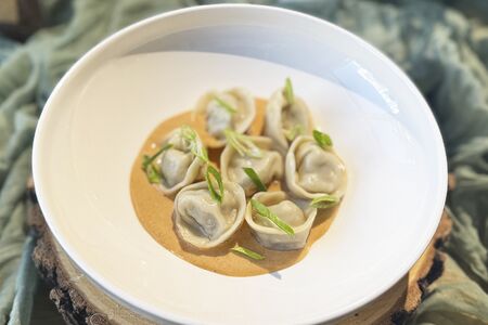 Пельмени мясные в сливочно-пикантном соусе